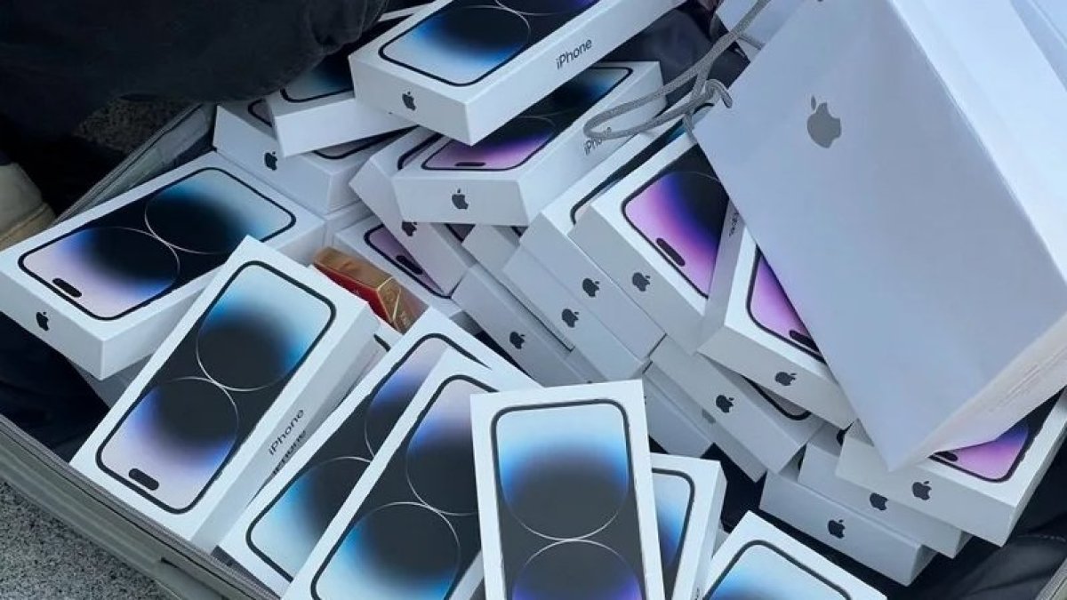 Мужчина купил 20 IPhone по 33 тенге