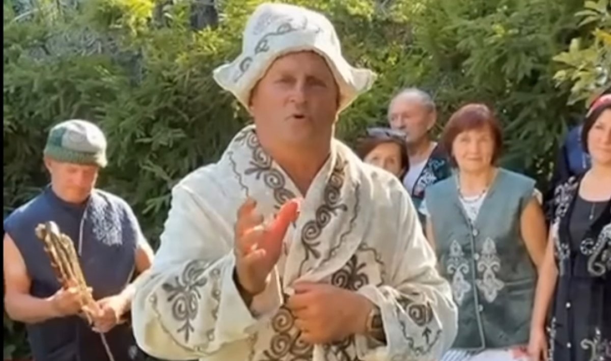 "Казахстан в наших сердцах": немцы облачились в национальную одежду казахов
