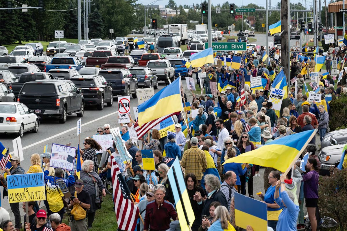 Встреча Трампа и Путина: жители Аляски протестуют с украинской символикой