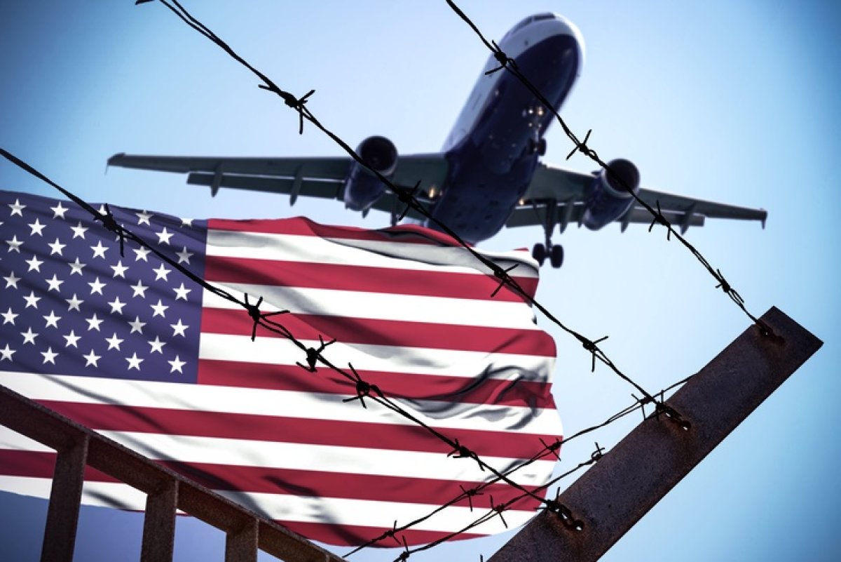 Бежавших от войны россиян массово депортируют из США