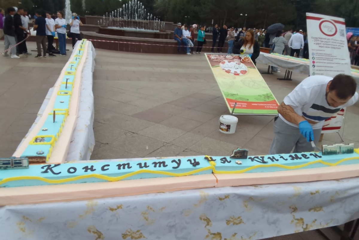 В Усть-Каменогорске испекли 30-метровый торт