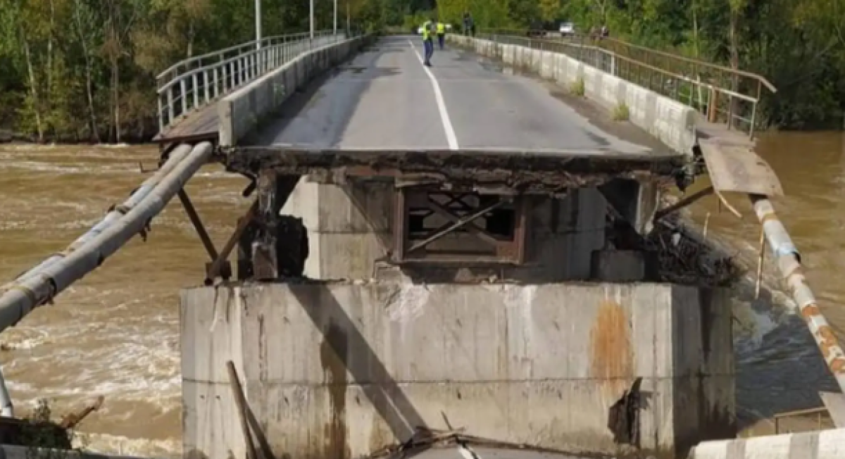 В Усть-Каменогорске обрушилась часть Шнайдеровского моста