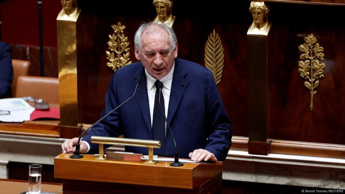 Парламент одобрил отставку правительства Франции