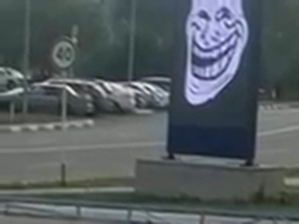 В Костанае подросток взломал экран и запустил собственную трансляцию