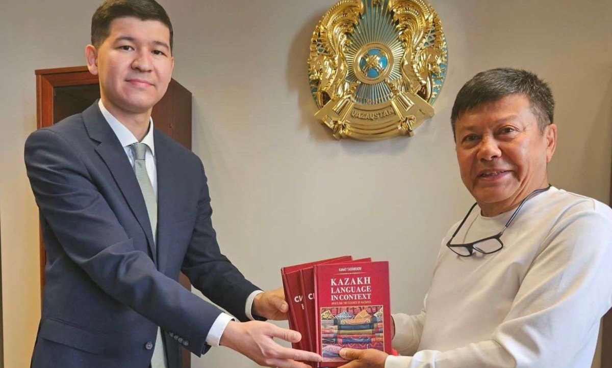 Поют песни Димаша, читают Абая: как в Европе изучают казахский
