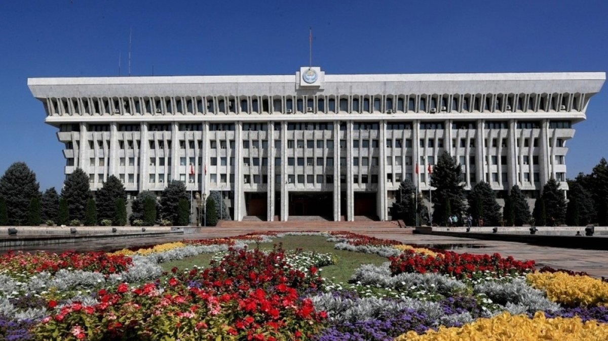 Сбор подписей за роспуск парламента запустили депутаты в Кыргызстане