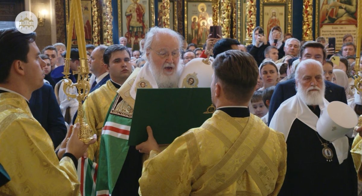 Знаменитая казахстанская певица посетила молебен патриарха Кирилла в Астане