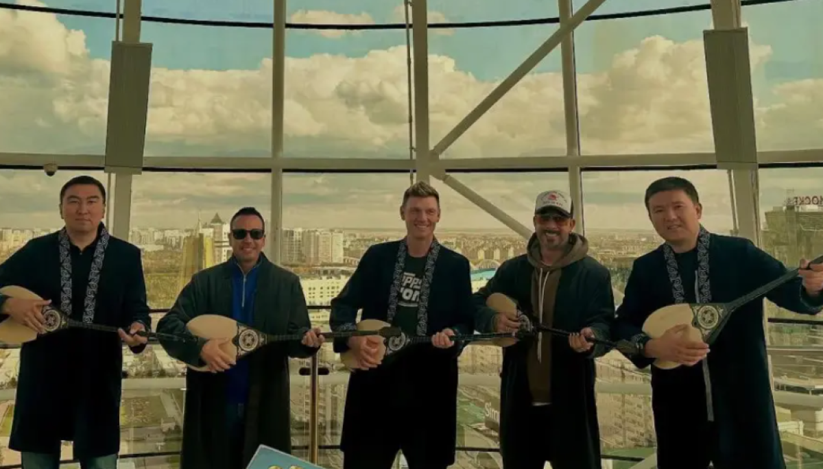 Backstreet Boys сыграли на домбре в Астане