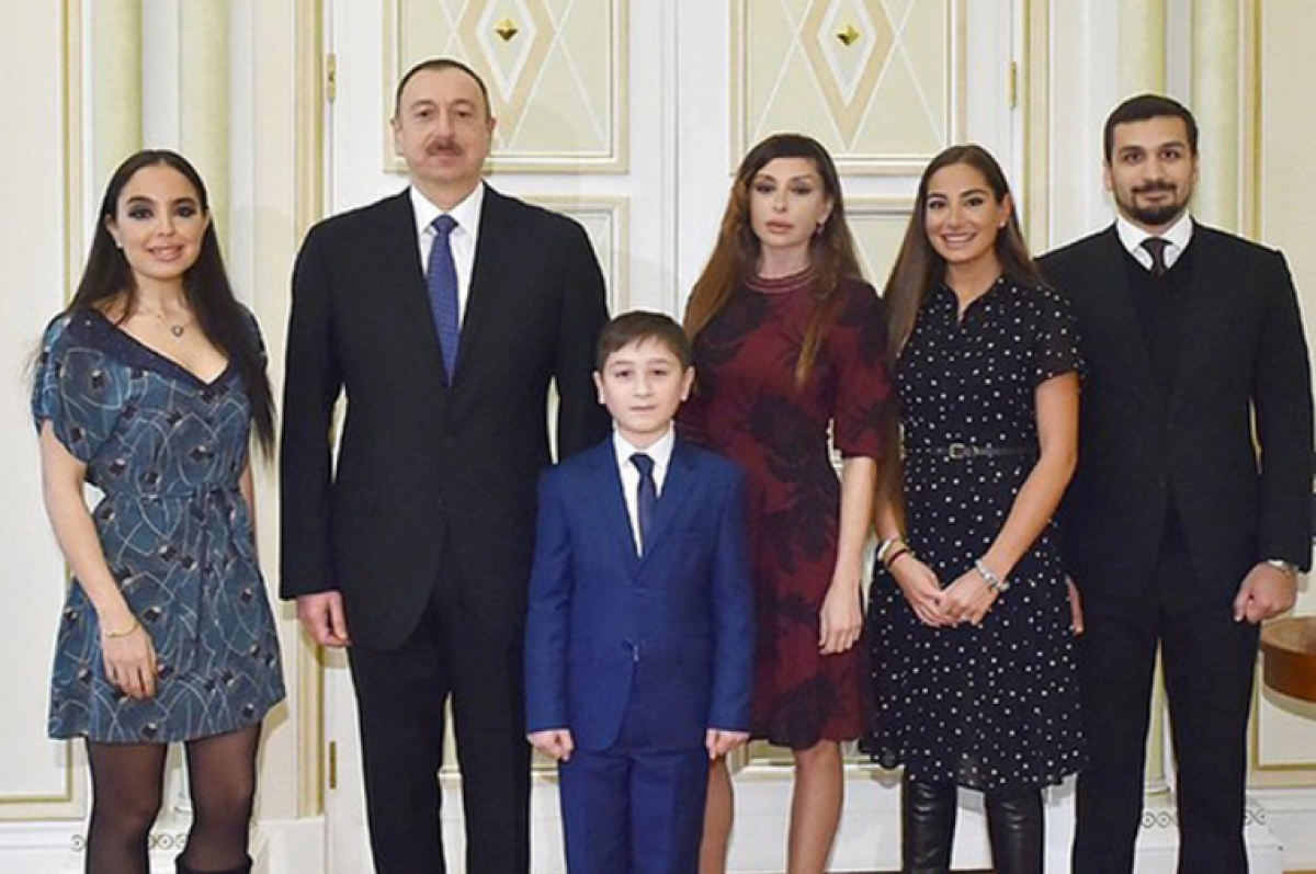 Президент Азербайджана вручил госнаграду своей сестре