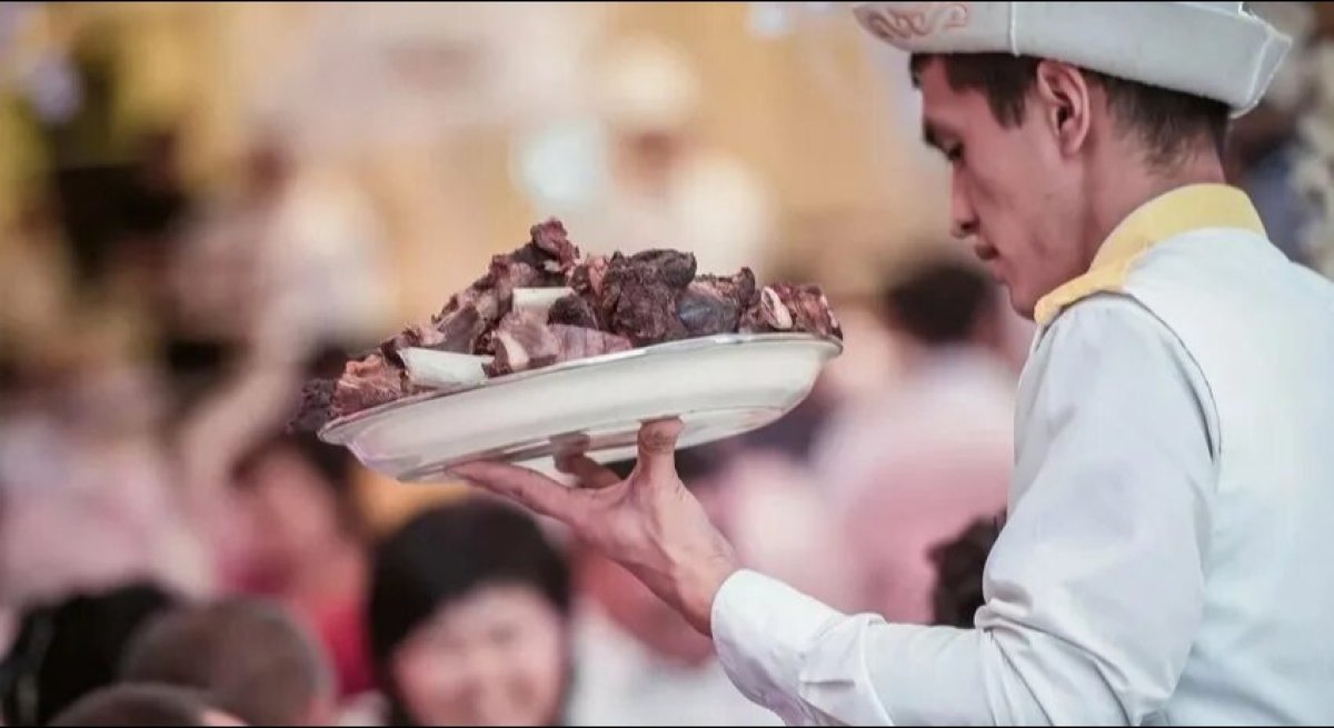 Ресторанам и кафе запретили взимать плату за обслуживание в Кыргызстане