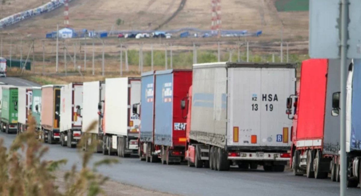 Что стоит за резким падением автоперевозок из Казахстана в РФ