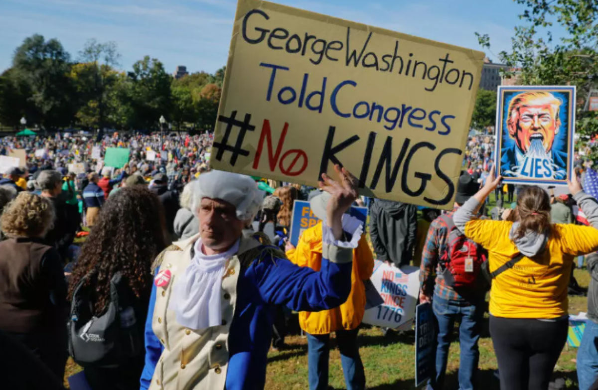 В США тысячи людей протестуют против политики Трампа