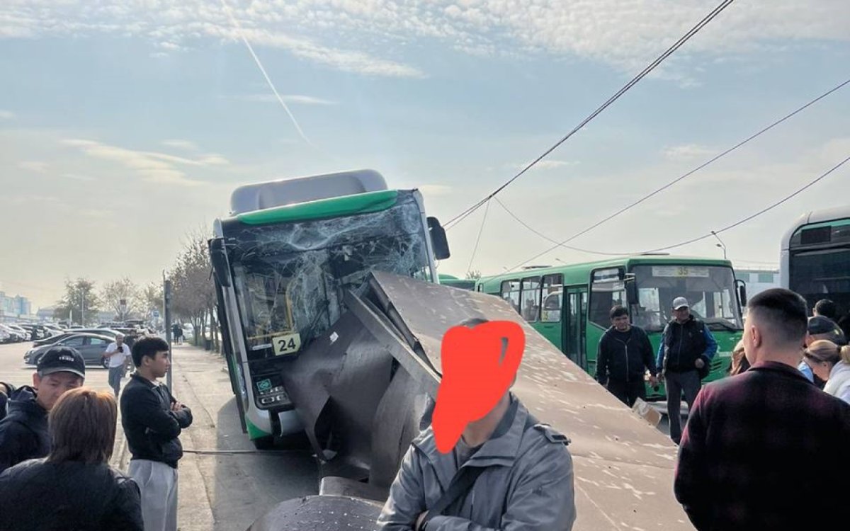 Автобус врезался в остановку в районе алматинской барахолки