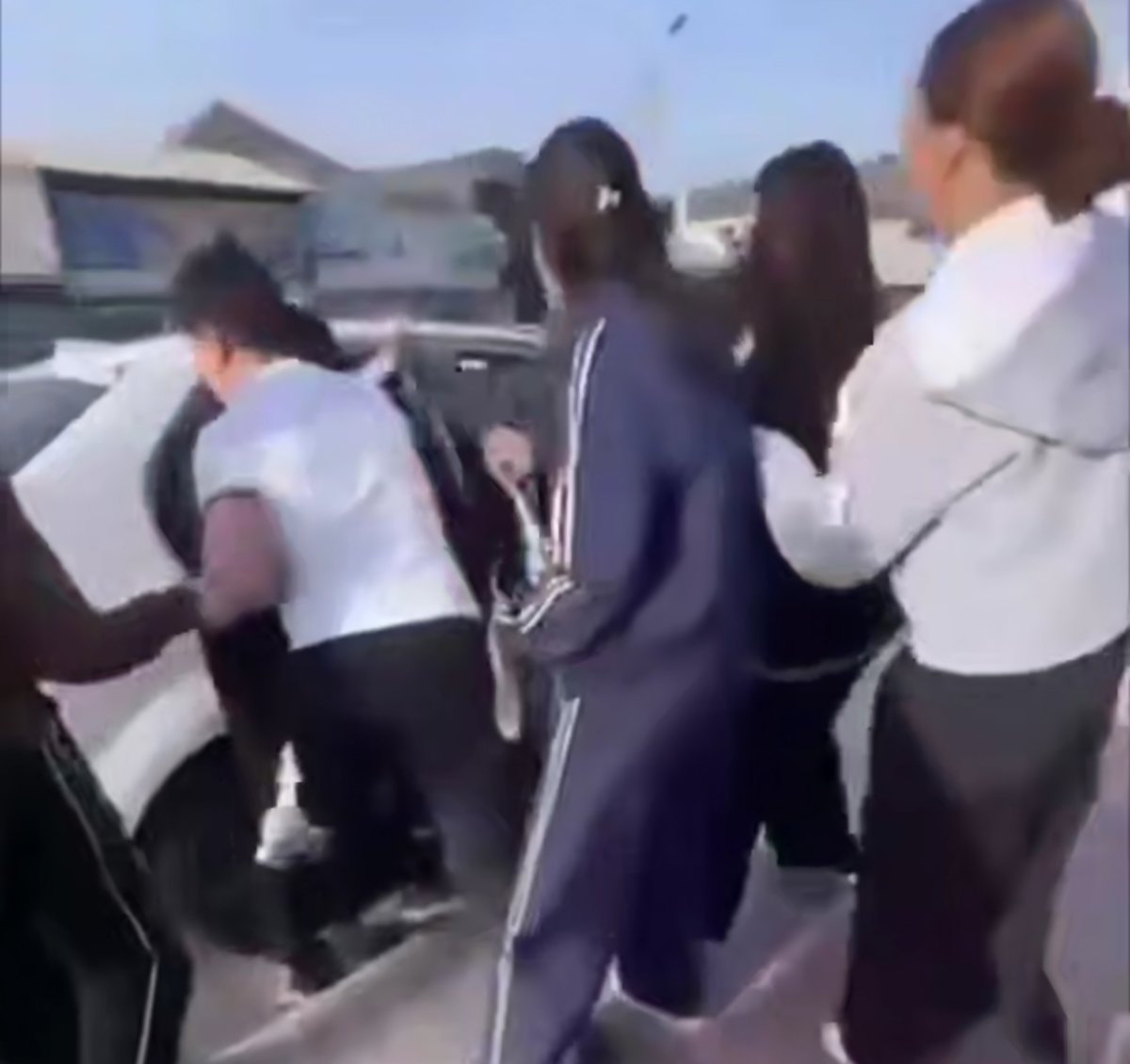 В Таразе задержали троих мужчин, похитивших девушку на глазах у прохожих