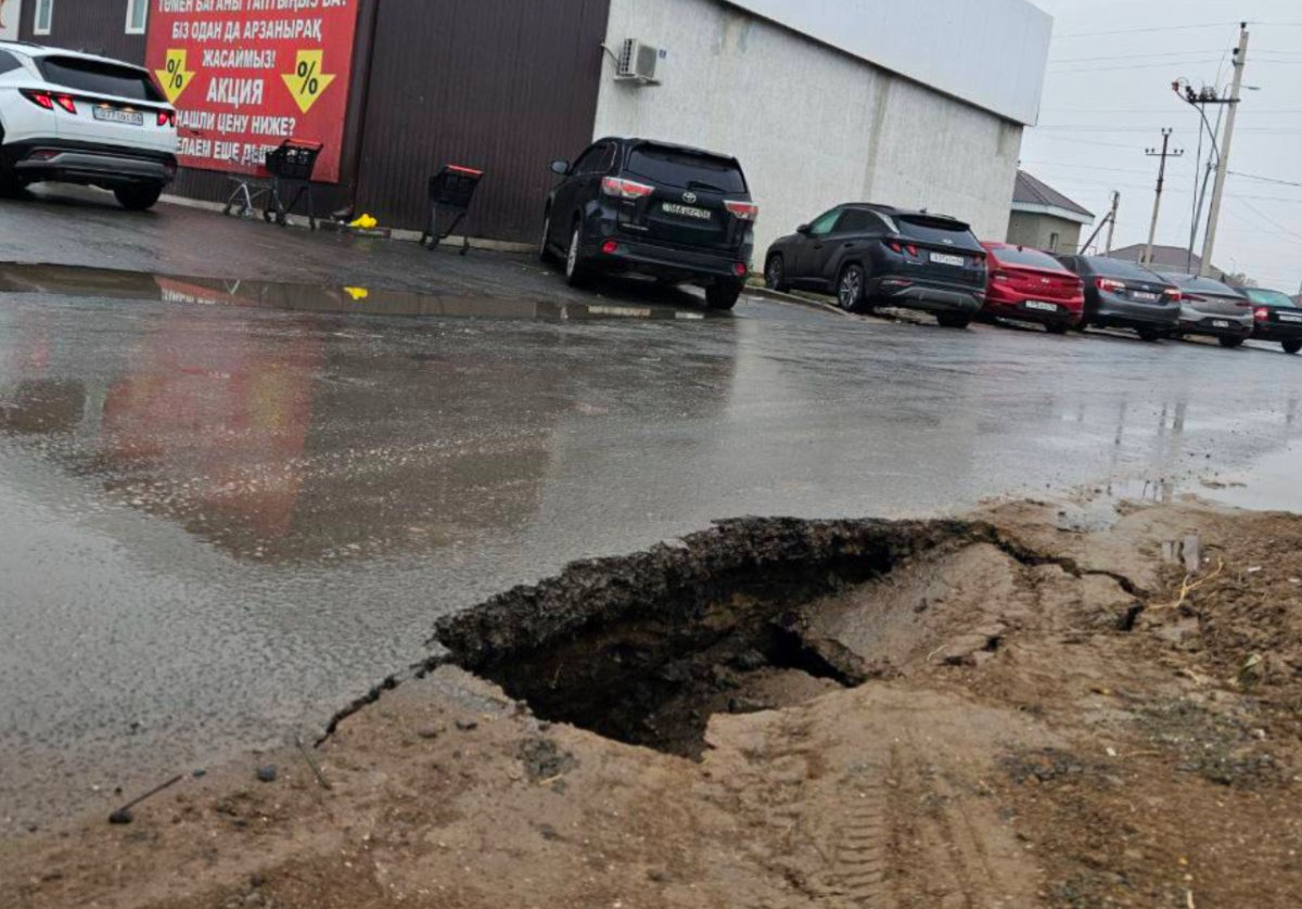 В Атырау провалился асфальт