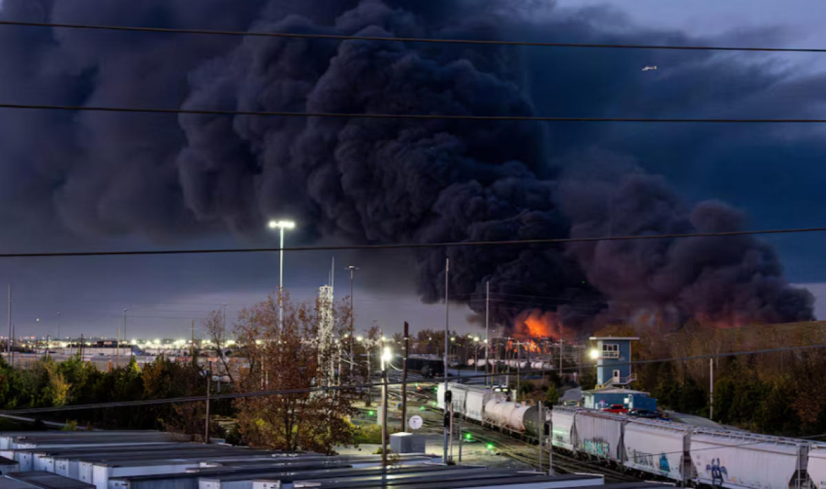 “Огромный огненный шар”: грузовой самолет разбился в США