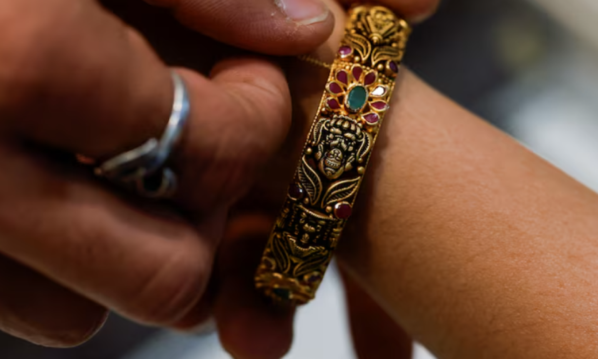 Золото дорожает на фоне падения доллара и шатдауна в США