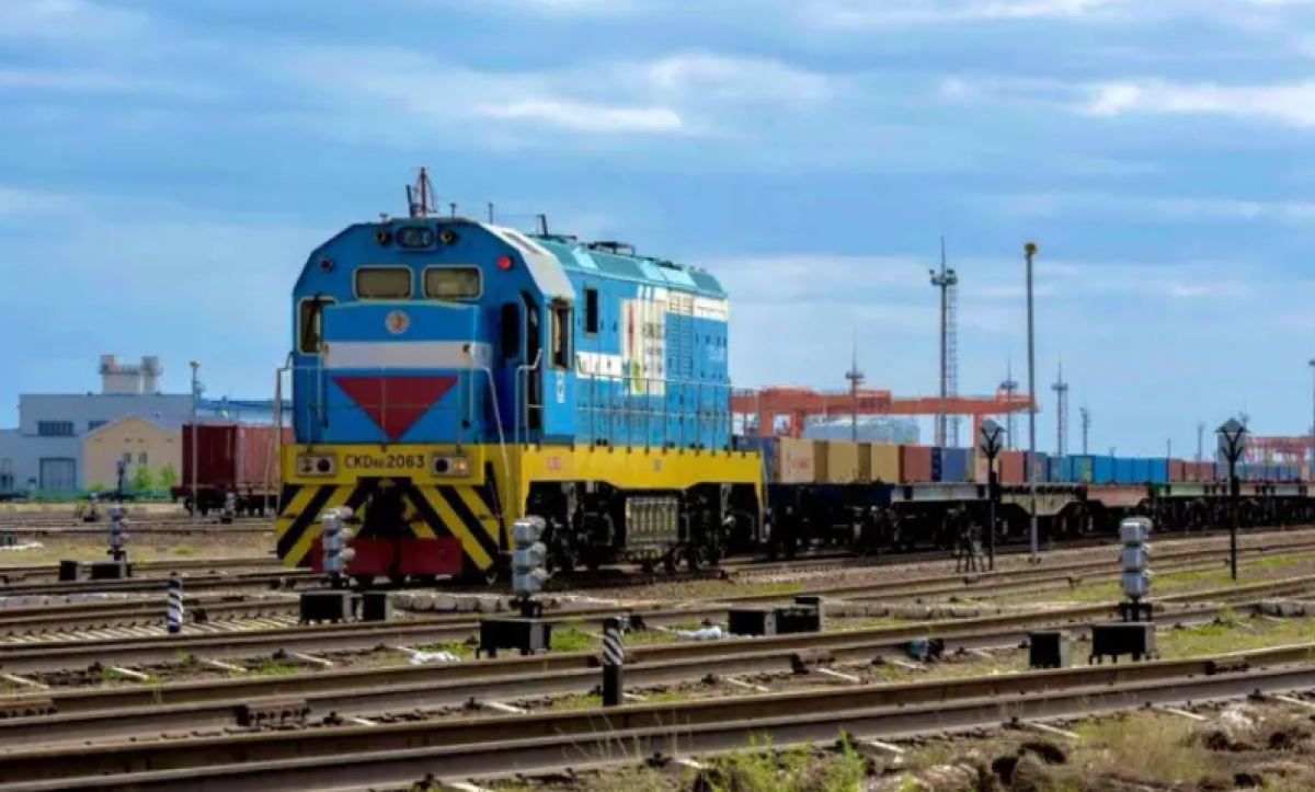 В Казахстане с рельсов сошли грузовые вагоны с рапсовым маслом