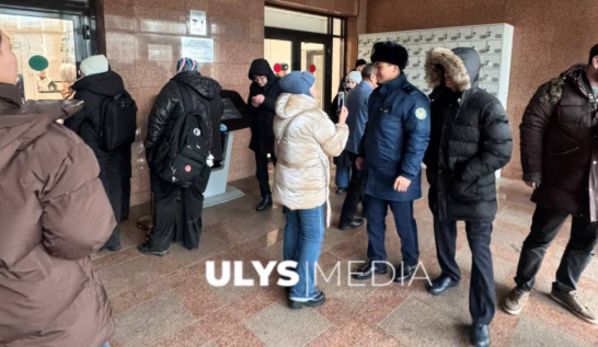 «Правительство изматывает нас»: кто из Минобороны вышел к протестующим матерям