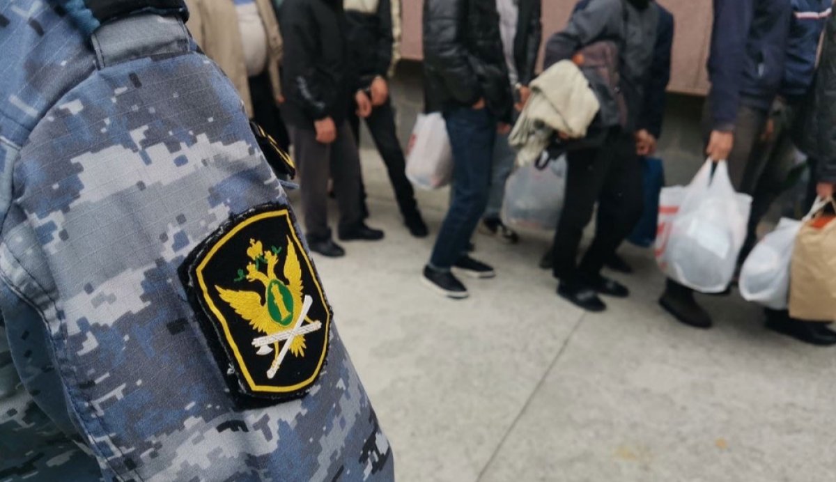 Десятки граждан Казахстана и Узбекистана выдворили из России