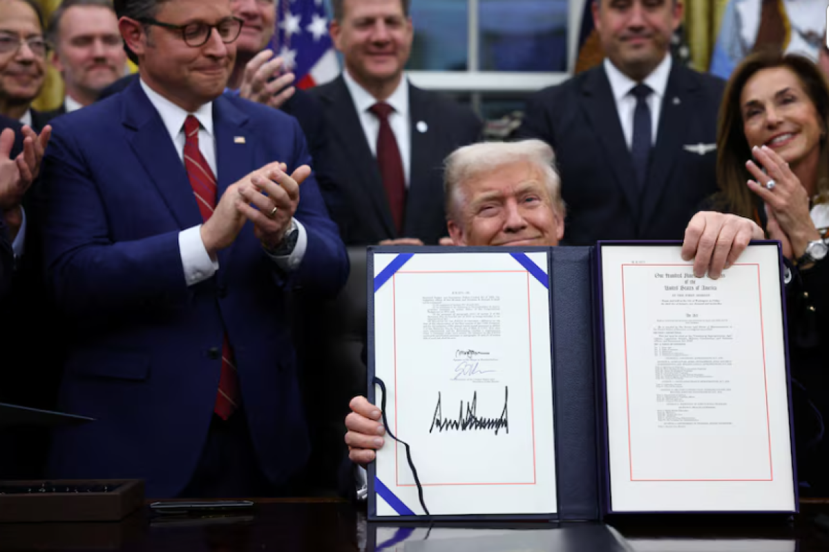 Рекордный в истории США шатдаун закончился: Трамп подписал закон