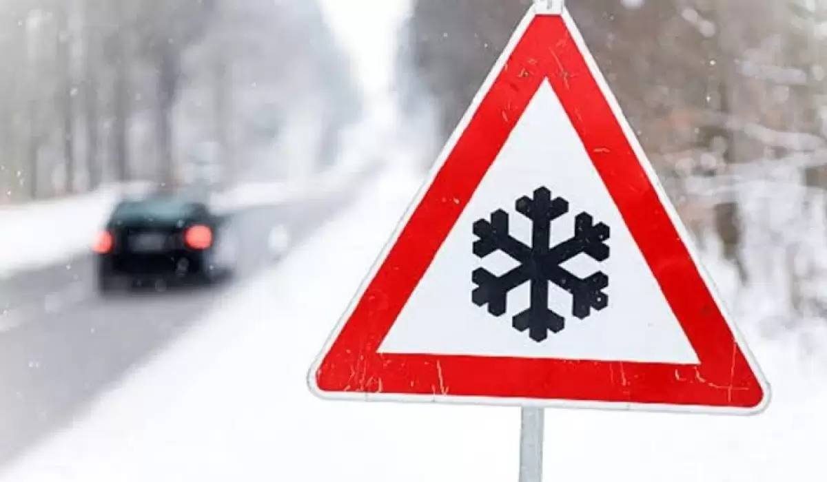 Гололед и непогода: какие трассы закрыты в Казахстане