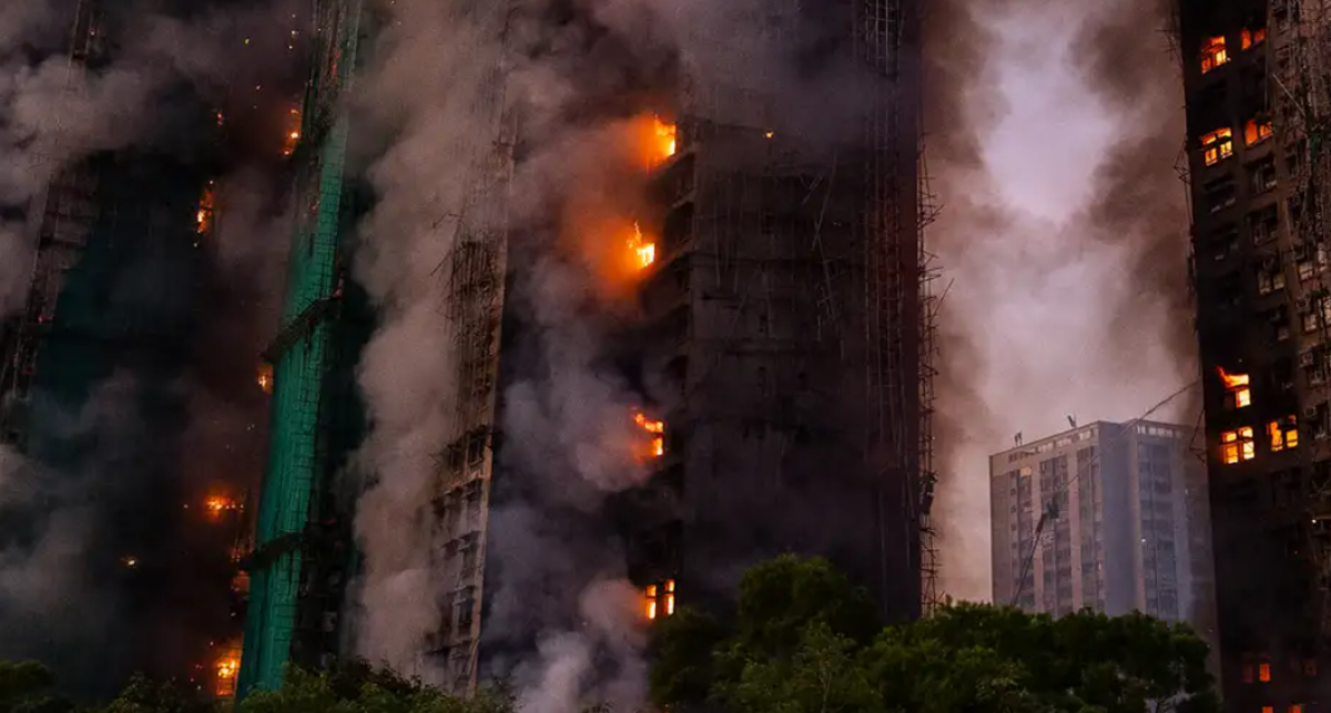 Пожар в Гонконге унес жизни 44 человек, сотни пропали