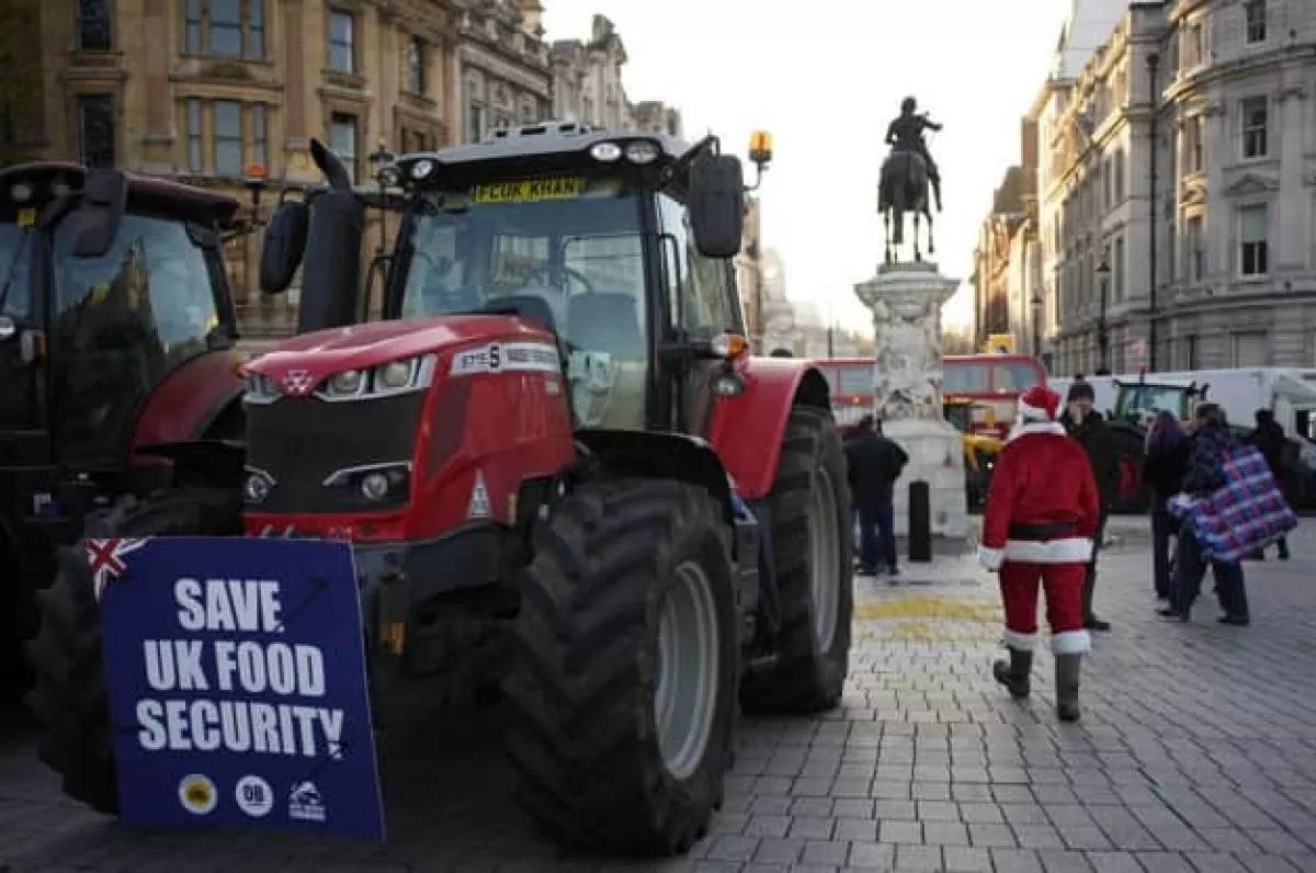 В центре Лондона фермеры заблокировали улицы, протестуя против повышения налога
