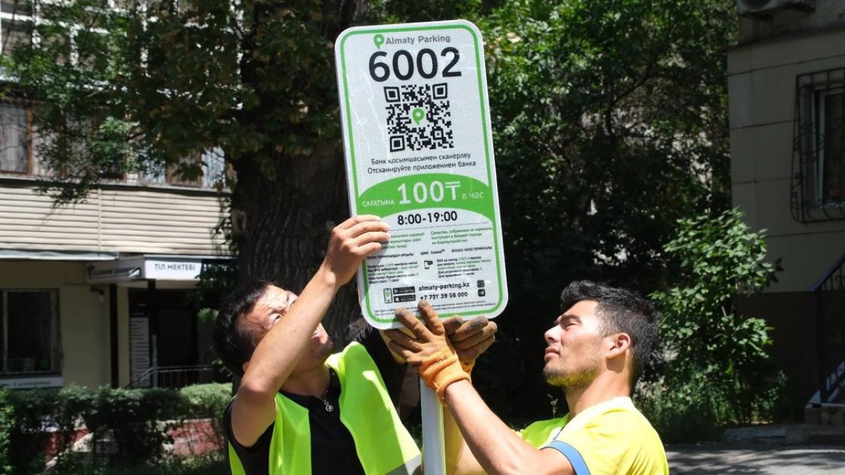 Алматинцы требуют от акимата отменить решение по платным парковкам