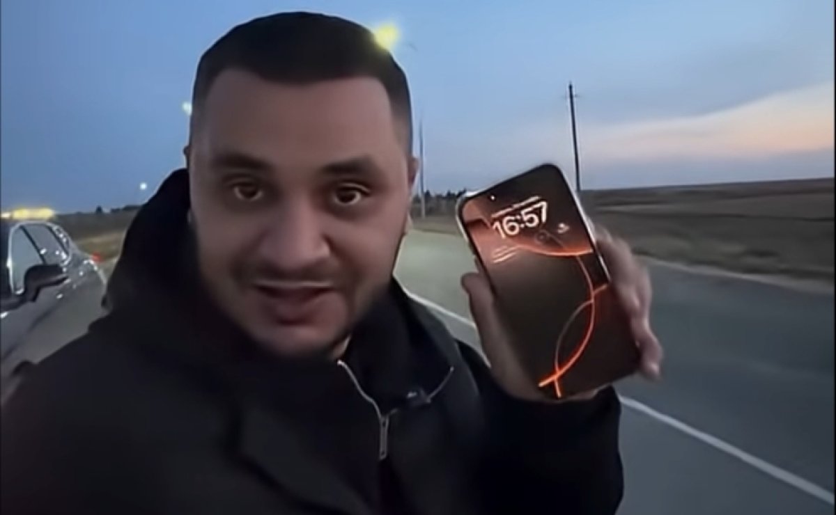 Блогер показал отличие Казахстана от России, стоя прямо на границе