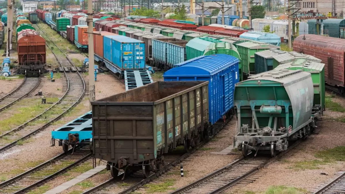 Свыше 11 тыс. вагонов застряли по пути из Казахстана в Узбекистан