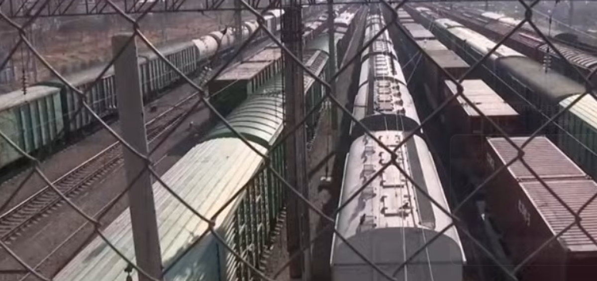 На юге Казахстана застряли 11 тысяч вагонов с грузом