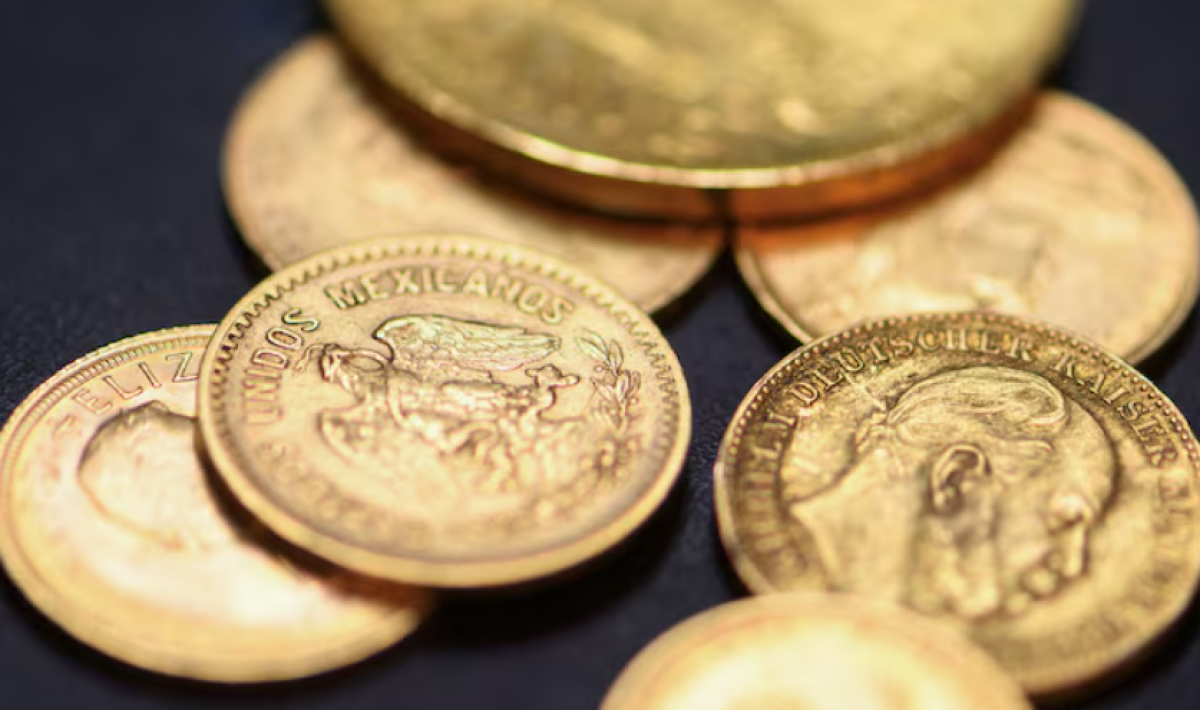 Золото подешевело, серебро обновило рекорд: что влияет на цены