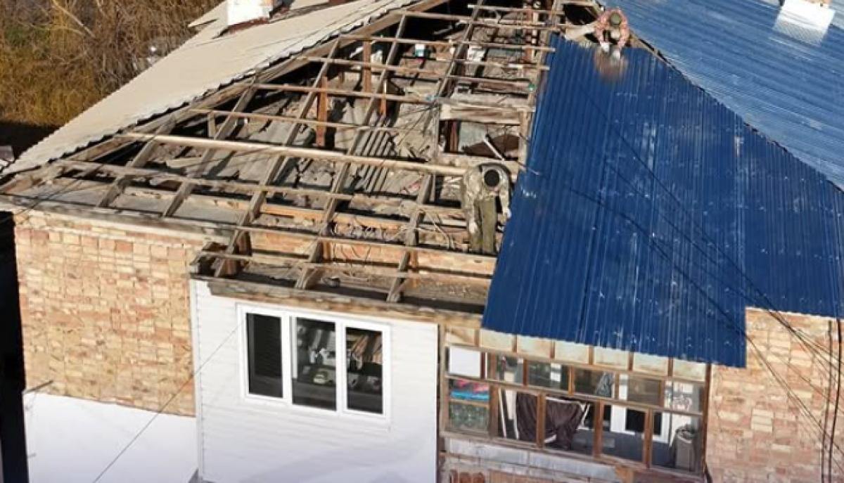 Сильный ветер повредил крыши: в Конаеве объявили режим ЧС