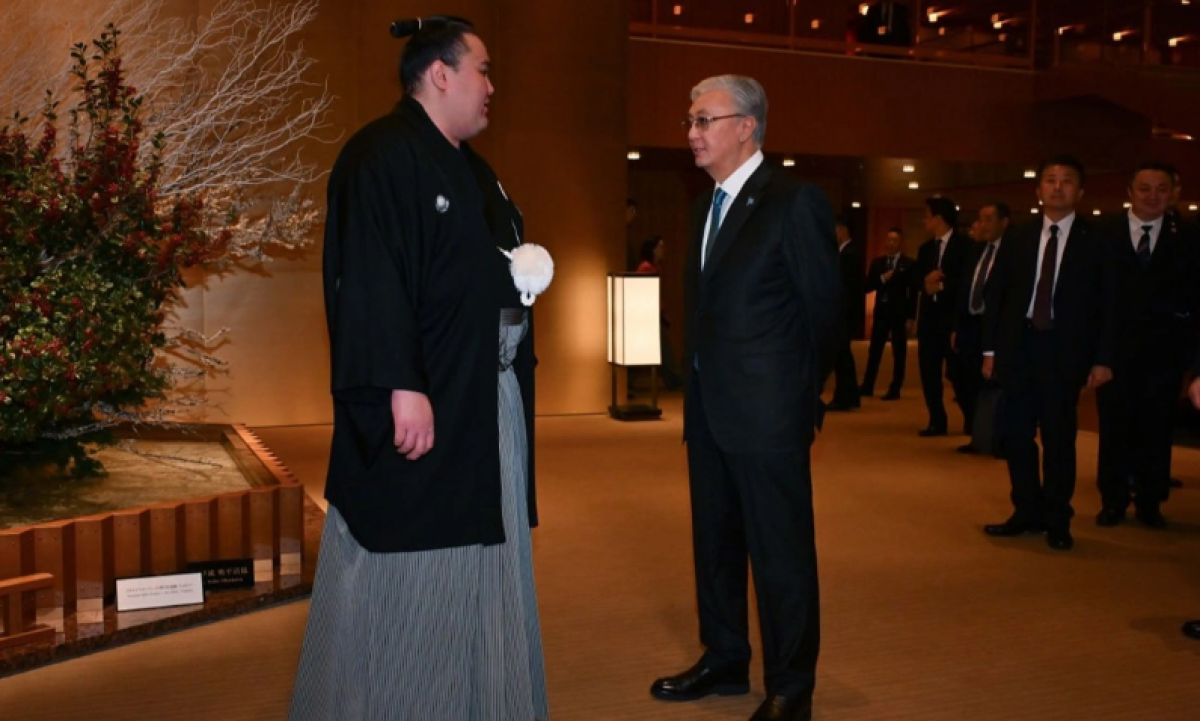 Токаев встретился в Токио с казахстанским борцом сумо