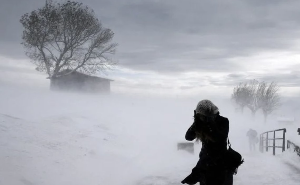 Снег, гололед и шквальный ветер ожидаются по всему Казахстану