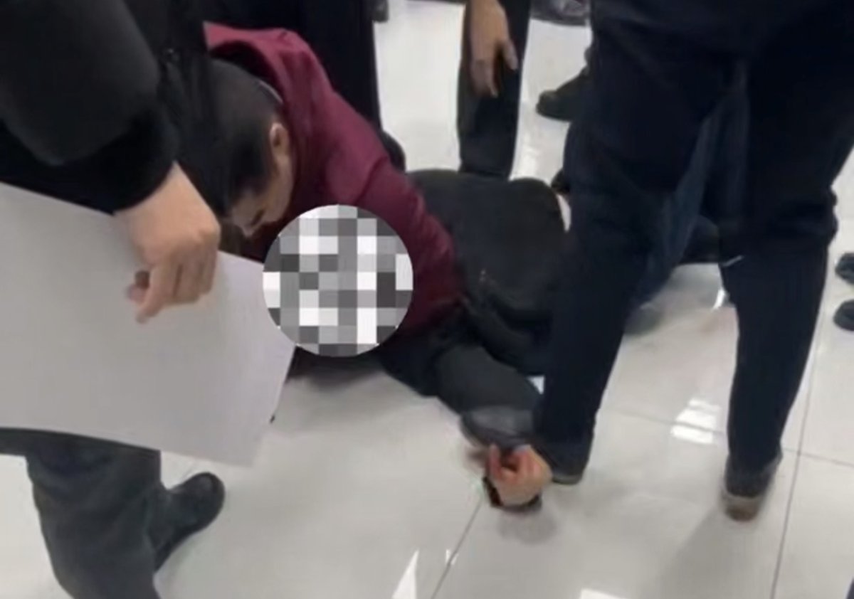 Студент напал с ножом на преподавателя: полиция Алматы возбудила дело