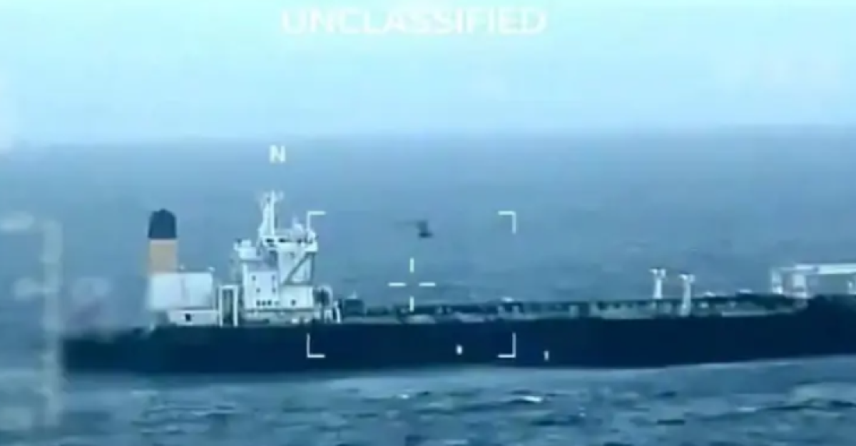 США присвоят задержанные у Венесуэлы танкеры и нефть, заявил Трамп