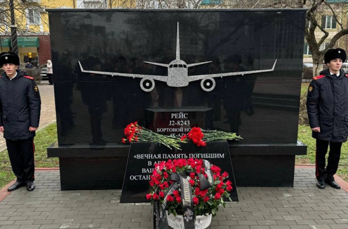 В Грозном открыли мемориал жертвам крушения рейса AZAL под Актау