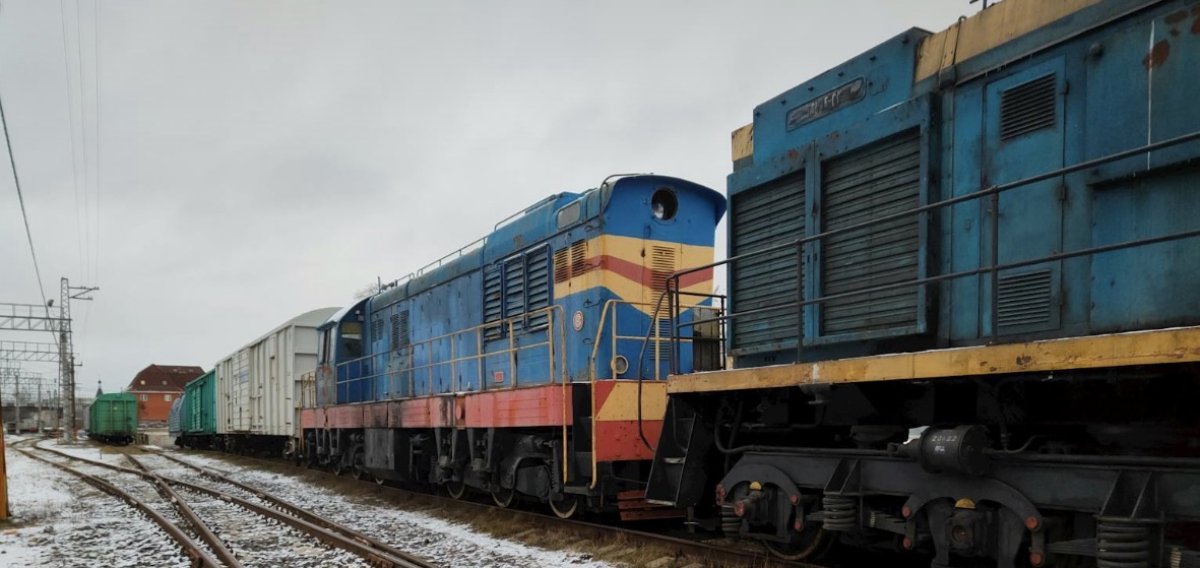 В Актау машина столкнулась с тепловозом на ж/д переезде