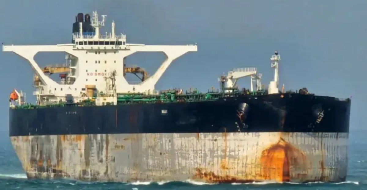 Россия направила военные корабли для охраны танкера, за которым следуют силы США