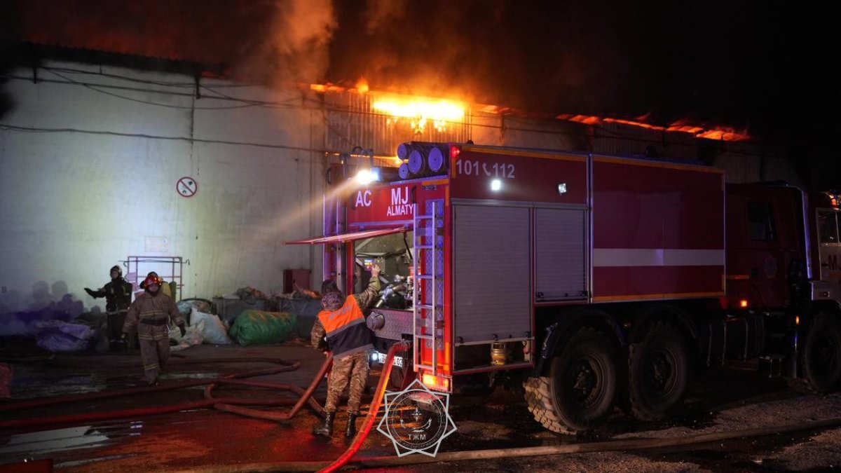 Крупный пожар на складе потушили в Алматы