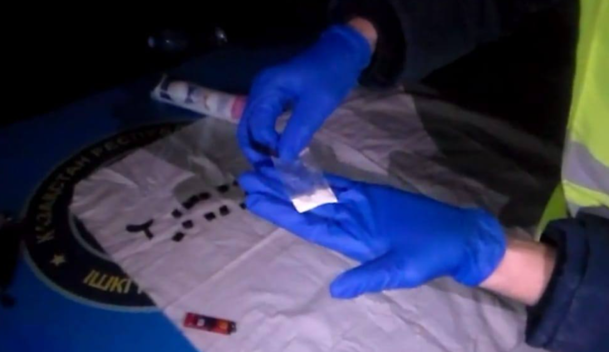 Иностранца со свертками наркотиков задержали в Алматы