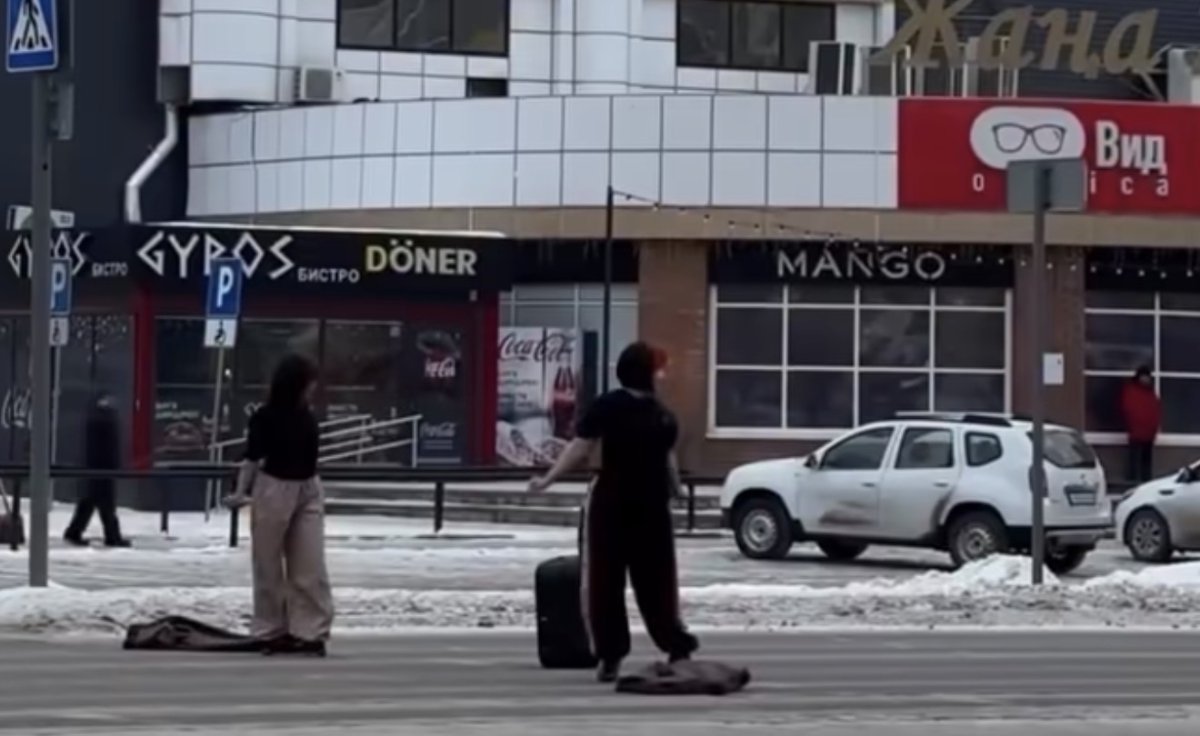 Две девушки устроили танцы на оживлённой дороге в Уральске: их наказали