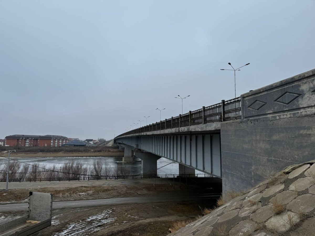 Стратегический мост разваливается в Атырау