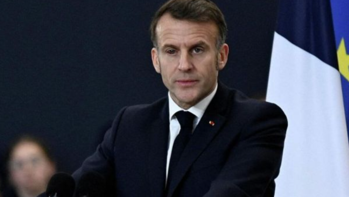 Макрон вышел к военным с покрасневшим глазом