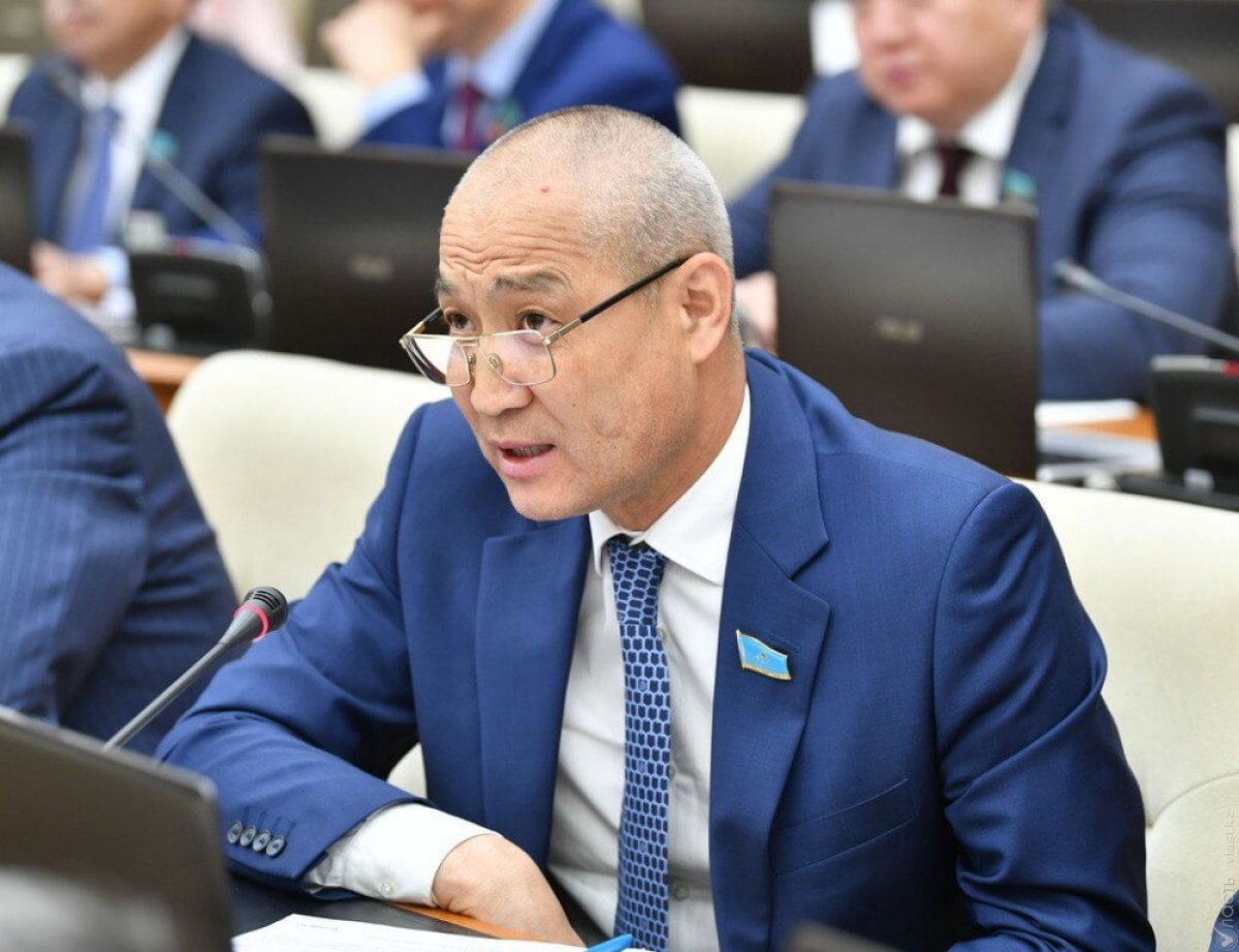 «Кукарекать тут не надо»: на депутата Жанбыршина подали в суд из-за комментария про ЛГБТ