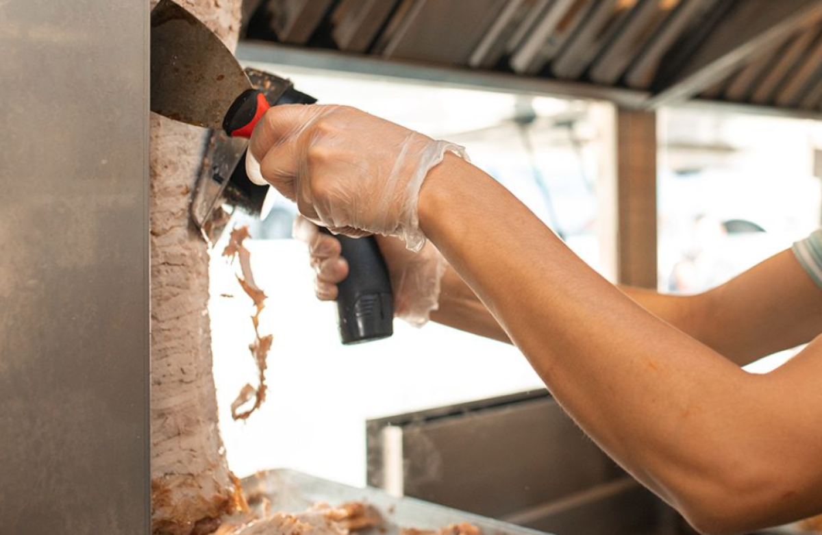 "Все ели шаурму": массовое отравление произошло в кафе фастфуда в Бишкеке