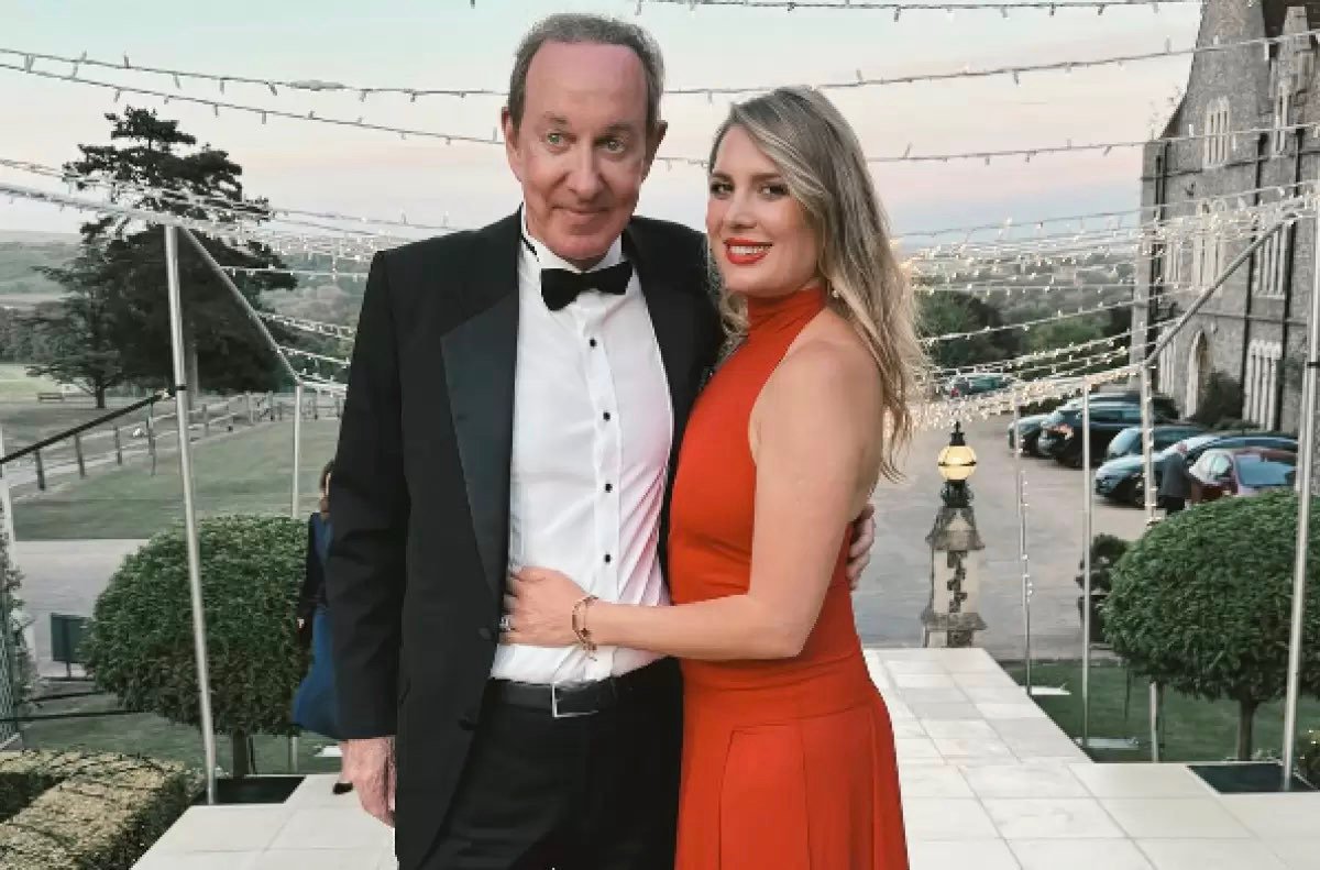 «Билеты для своих»: жена Питера Фостера высказалась о скандале вокруг Air Astana