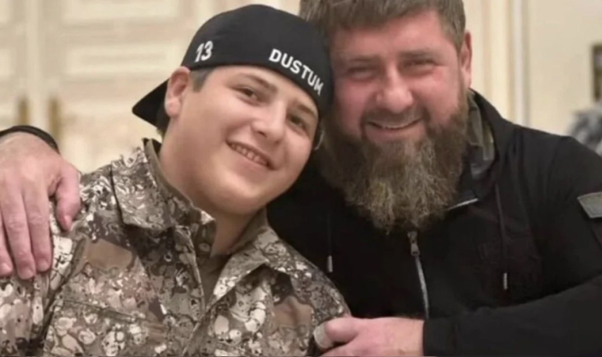 После сообщений о ДТП Кадыров показал сына Адама на совещании и с новой медалью